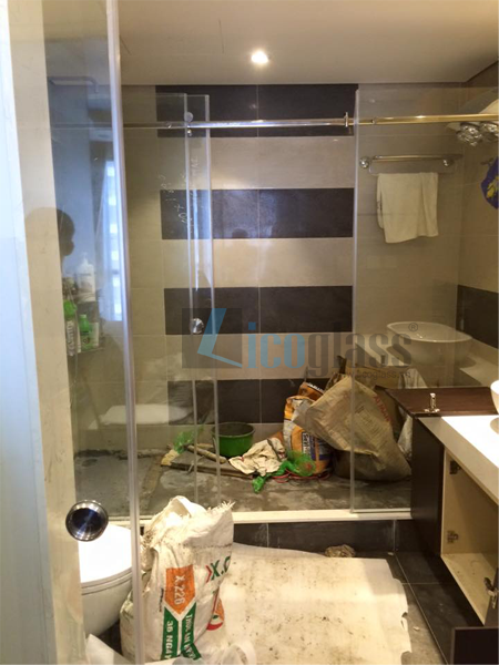 Vách tắm kính cửa lùa r3b royal city anh chị nguyên lan Vách tắm kính cửa lùa r3b royal city anh chị nguyên lan