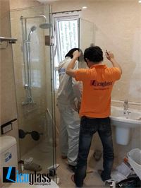 THI CÔNG VÁCH TẮM KÍNH 90 ĐỘ KÍNH KÍNH 