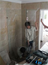 THI CÔNG VÁCH TẮM KÍNH 2312C ANH VIỄN 