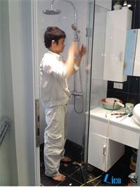 THI CÔNG VÁCH TẮM KÍNH CHUNG CƯ 135 ĐỘ 