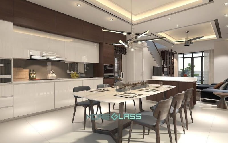 Bối cảnh nội thất phòng bếp liền phòng ăn hiện đại, sang trọng lấy tông màu trắng và ghi làm chủ đạo tạo cảm giác dễ chịu, thoải mái. Thiết kế nhà bếp tiện nghi sang trọng