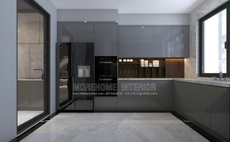 Thiết kế phòng bếp ngoài sử dụng tủ bếp gỗ công nghiệp, phần mảng tường bạn có thể bố trí thêm kệ trang trí để có thể lưu trữ nhanh gọn các vật dụng cần thiết như ly, chén bát,.. Thiết kế nội thất biệt thự