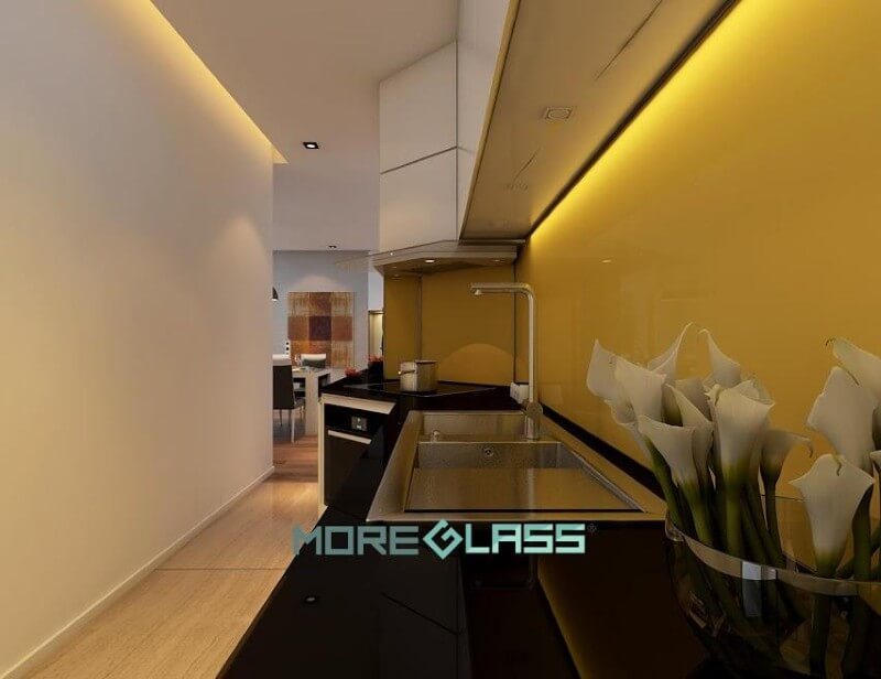 Trang trí mẫu kính ốp bếp màu vàng thư tươi tắn cho không gian nhà bếp thêm mới lạ đầy sức sống.